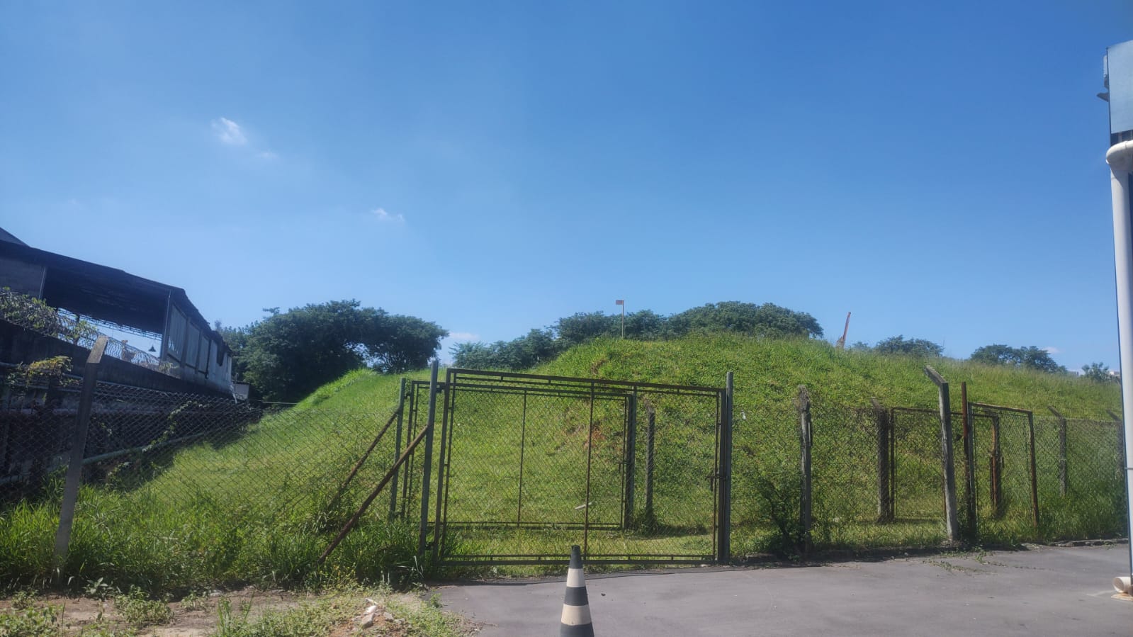 Terreno com vegetação descontrolada antes da limpeza