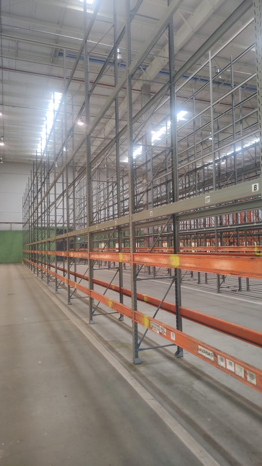 Montagem de infraestrutura em galpão industrial