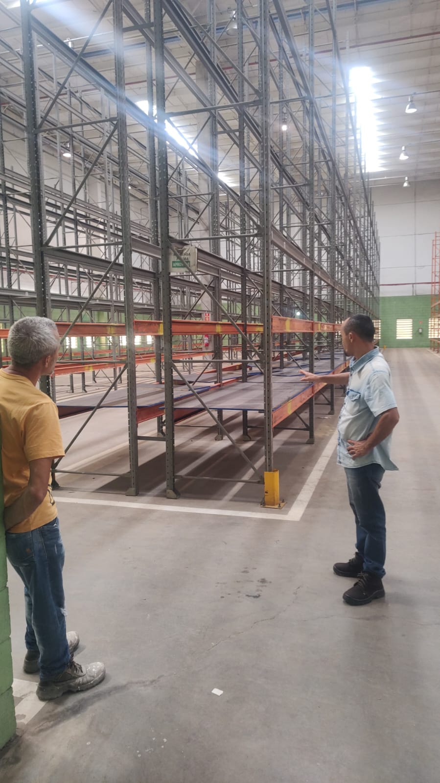 Equipe inspecionando infraestrutura de galpão