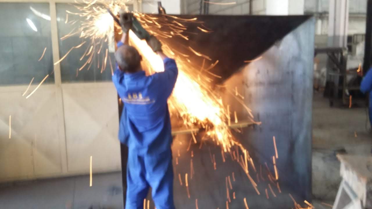 Trabalho industrial — serralheria com faisca