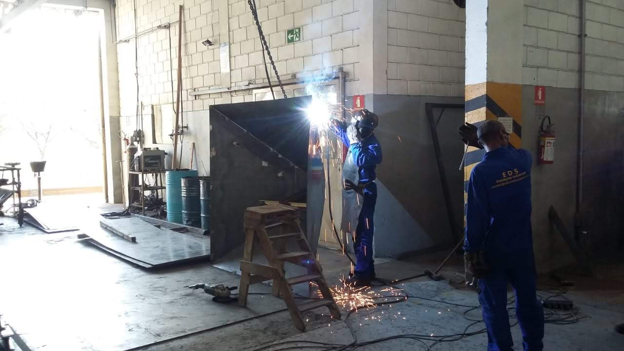 Equipe de soldadores em operação
