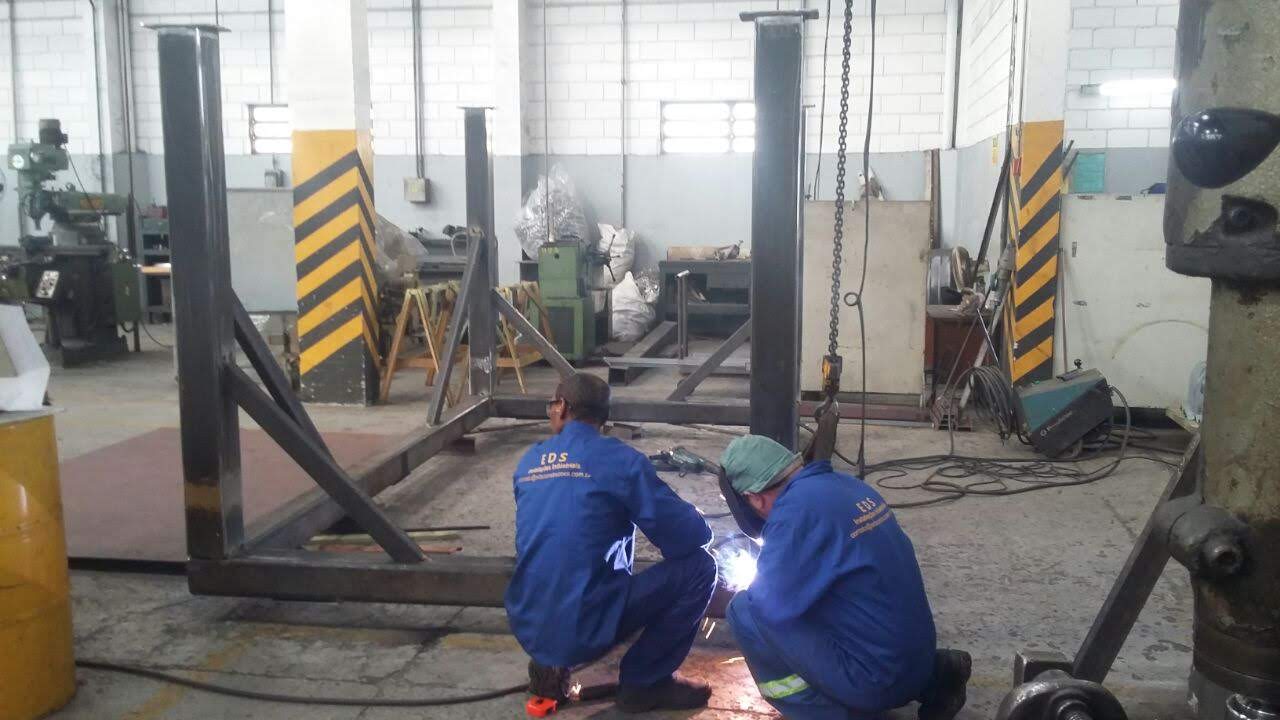 Equipe de soldagem em oficina