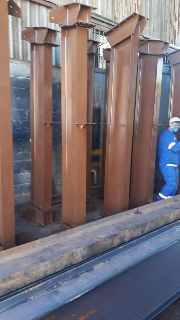 Colunas de aço estrutural prontas para montagem