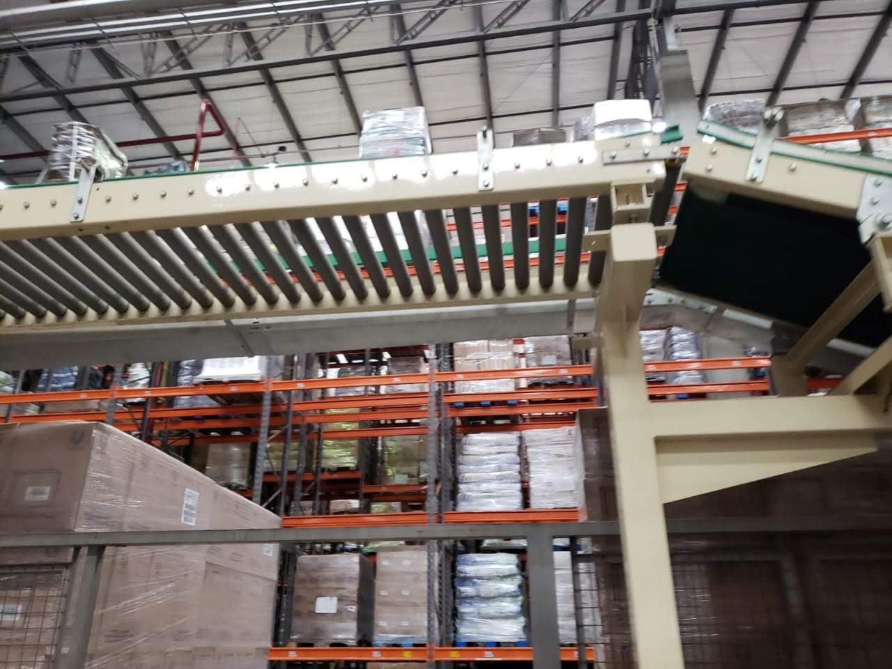 Sistema de esteiras em galpão logístico