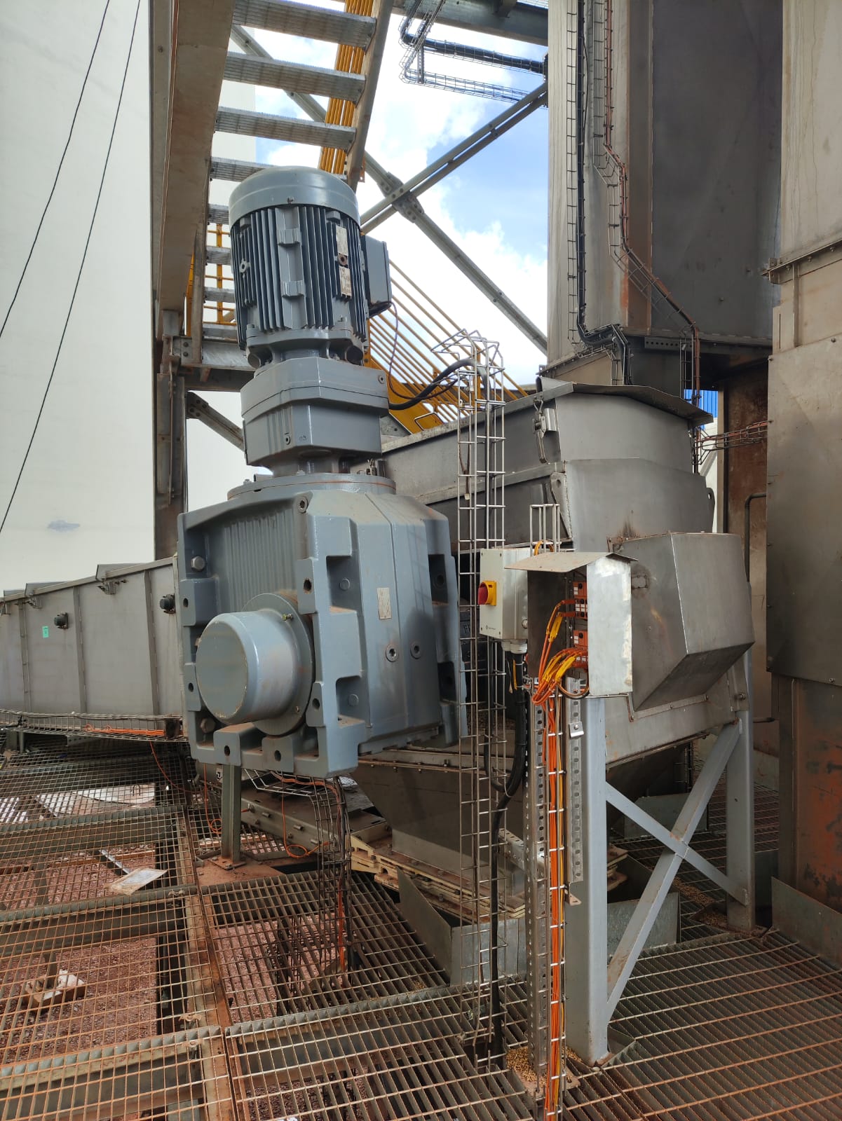 Motor e redutor industrial instalados em estrutura metálica de planta