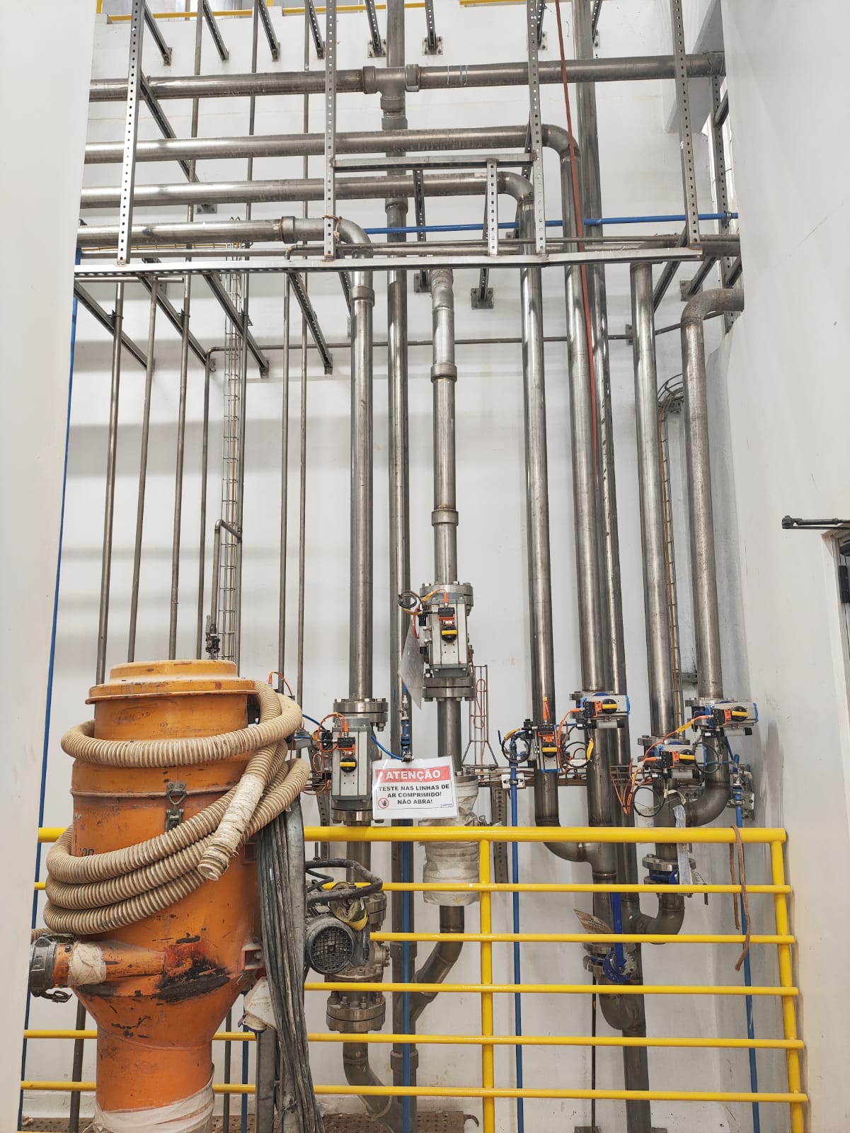 Tubulação industrial em aço inox com válvulas e instrumentação em planta de processo