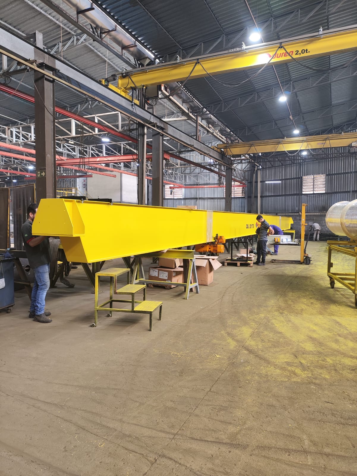 Fabricação de calha transportadora em oficina com ponte rolante — serralheria industrial