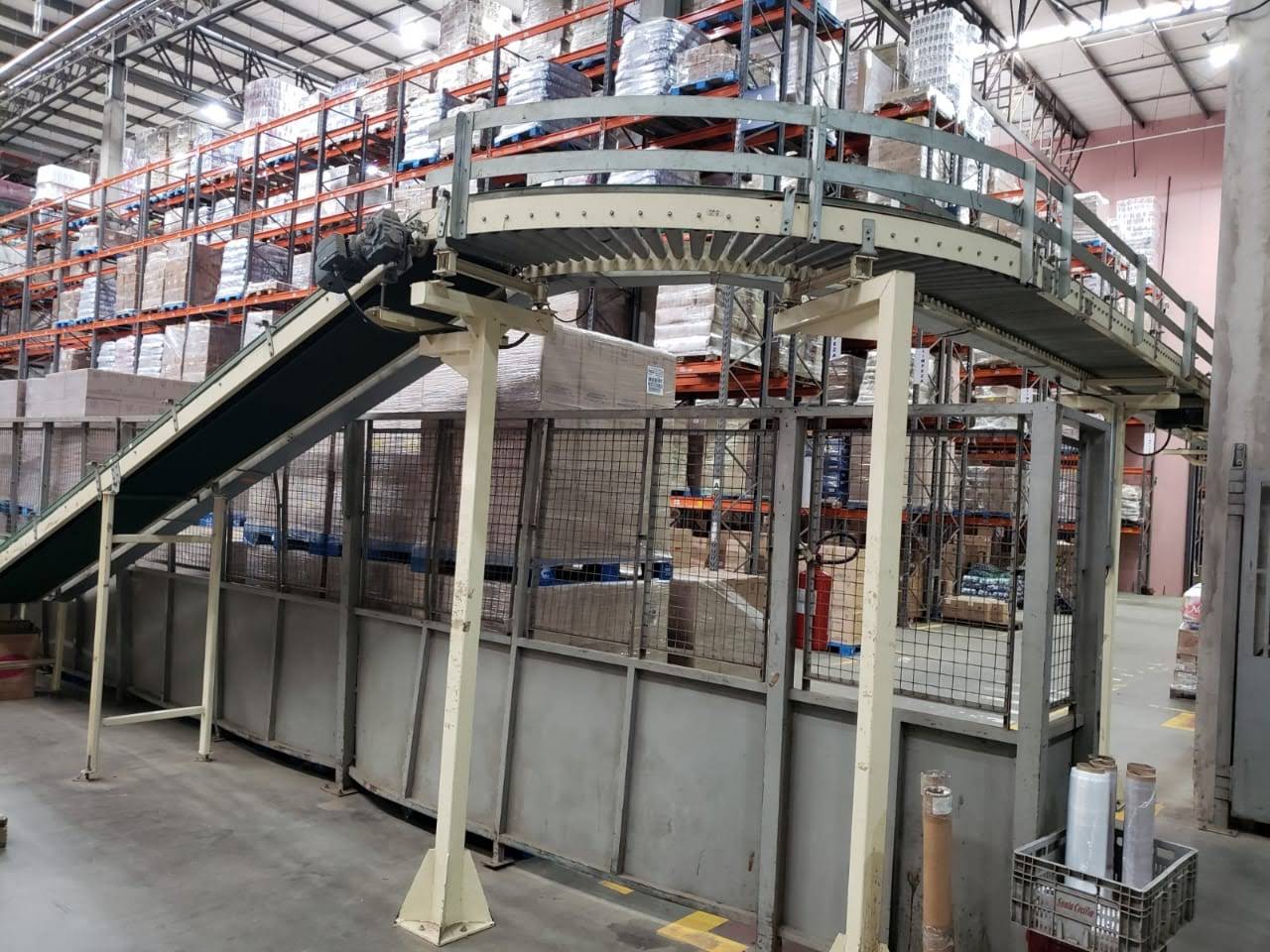 Sistema de esteira curva em centro de distribuição logística