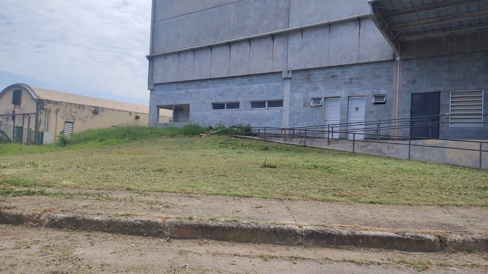Galpão industrial com terreno limpo após serviço