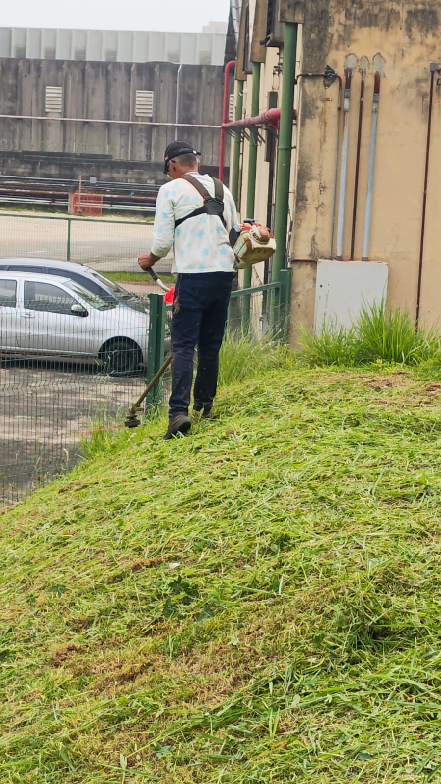 Equipe JR em operação de limpeza de terreno